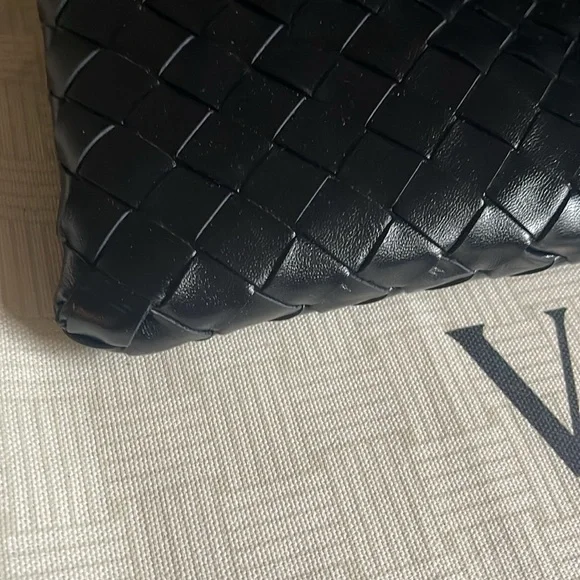 NEW BOTTEGA VENETA SMALL HOP 
in Black. Never worn. Comes with tags & dust bag - Picture 15 of 16